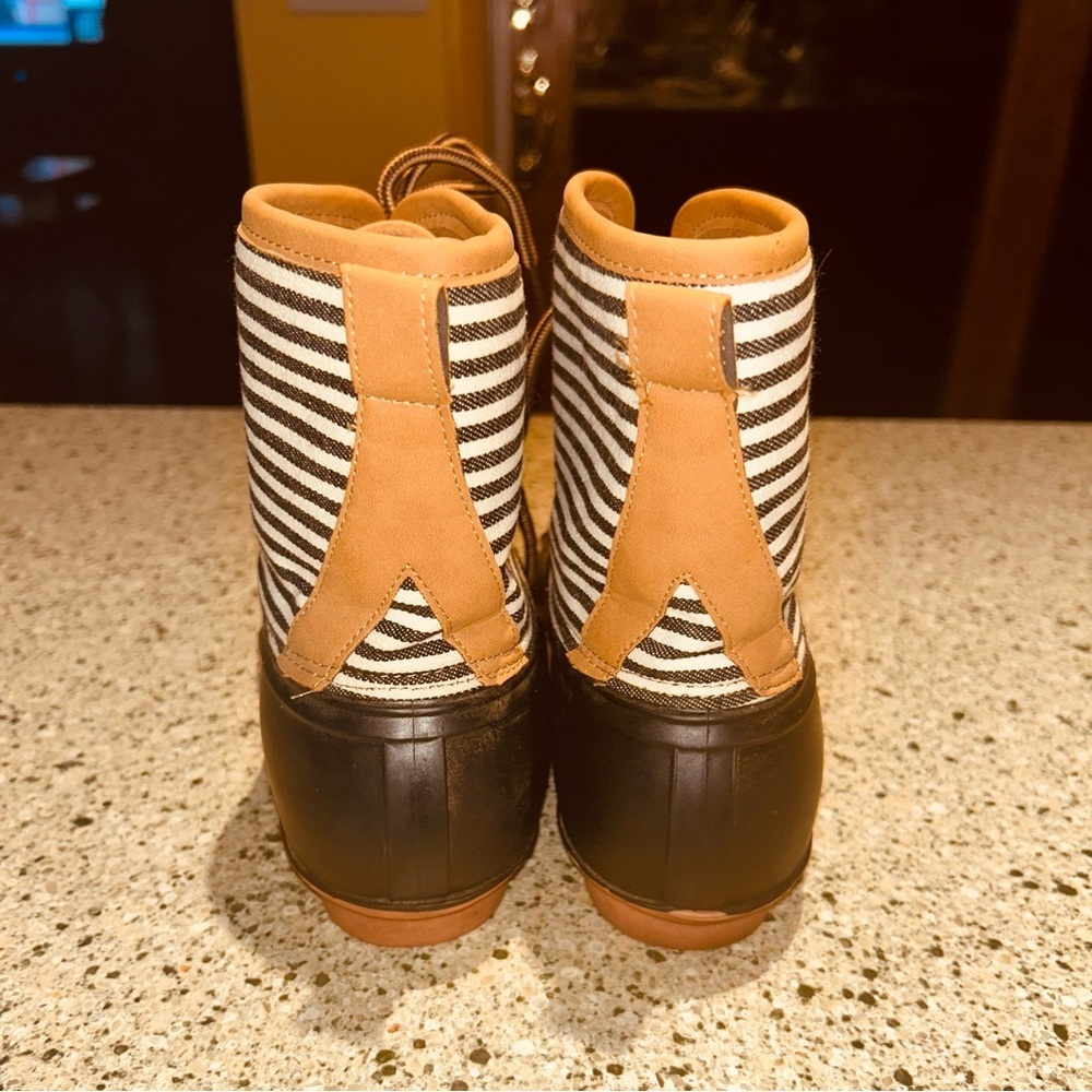 ❤️Women’s Striped Black and Tan Rain/Snow Duck Boots-size 9 - Picture 4 of 9
